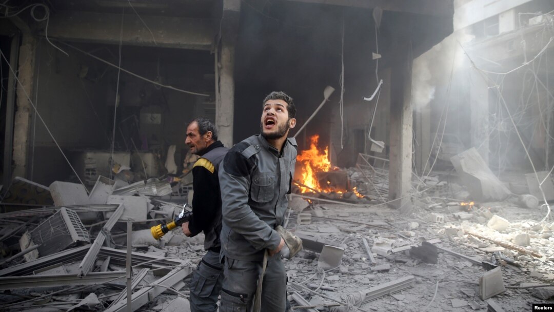 Para anggota pertahanan sipil Suriah memerika kerusakan pasca serangn udara pasukan pemerintah atas posisi pemberontak di Douma, Ghouta timur (foto: dok). 