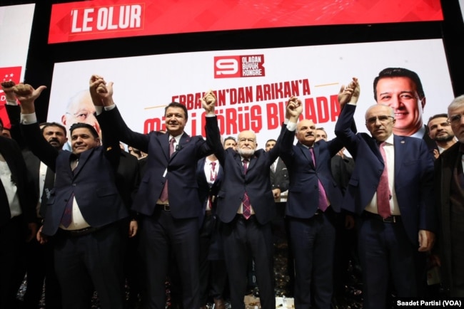 Kongrede seçim sonucu açıklandıktan sonra ise Kayseri Milletvekili Arıkan, yeni genel başkan olarak sahneye çıktı ancak kendisini Temel Karamollaoğlu, Mustafa Kamalak, Birol Aydın da yalnız bırakmadı. Bu isimler hep birlikte partide birliktelik görüntüsünü yineledi.