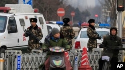 中国武警在北京闹市和旅游点王府井站岗守卫（2015年12月27日）