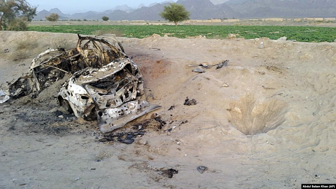 Mulla Muhammad Axtar Mansur o'tirgani aytilgan avtomobil AQSh havo hujumidan so'ng, Balujiston, Pokiston, 22-may, 2016-yil