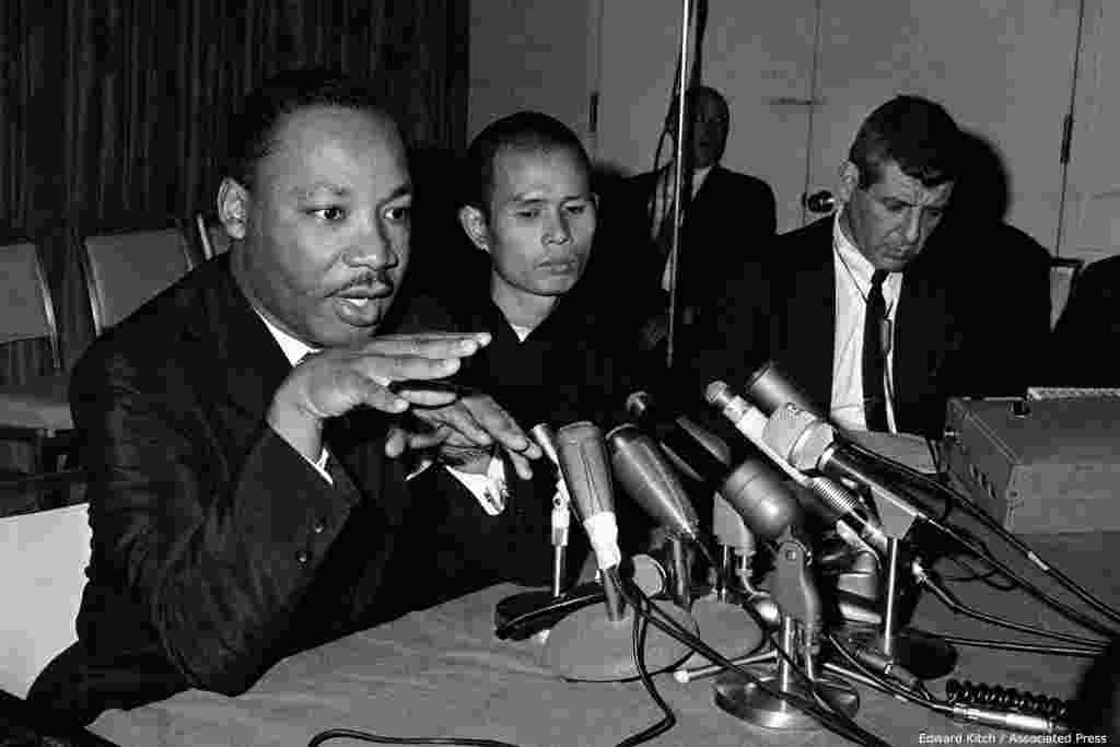 កាលពី​ថ្ងៃ​ទី ៣១ ខែ​ឧសភា ឆ្នាំ ១៩៦៦ ក្នុង​អំឡុង​សន្និសីទ​សារព័ត៌មាន​មួយ​នៅ​ទីក្រុង Chicago ដែល​ធ្វើ​ឡើង​ជាមួយ​ព្រះសង្ឃ Thich Nhat Hanh លោក Marthin Luther King Jr. (ឆ្វេង) បាន​ស្នើ​ឲ្យ​មាន​ការ​បញ្ឈប់​ការ​ទម្លាក់​គ្រាប់បែក​នៅ​ប្រទេស​វៀតណាម។ នាពេល​នោះ ព្រះអង្គ Thich Nhat Hanh បាន​ធ្វើដំណើរ​ជុំវិញ​សហរដ្ឋ​អាមេរិក​ក្នុង​យុទ្ធនាការ​ជំរុញ​ឲ្យ​សហរដ្ឋ​អាមេរិក​បញ្ចប់​សង្គ្រាម​នៅ​វៀតណាម។ នៅ​ឆ្នាំ​ដដែល​នោះ លោក Marthin Luther King Jr. បាន​ស្នើ​ឲ្យ​មាន​ការ​ផ្ដល់​ពាន​រង្វាន់​ណូបែល​សន្តិភាព​ដល់​ព្រះអង្គ Thich Nhat Hanh។ ពាន​រង្វាន់​កិត្តិយស​នេះ​បាន​ធ្វើ​ឲ្យ​ព្រះអង្គ​និរទេស​ព្រះកាយ​ពី​ប្រទេស​វៀតណាម​ទៅ​រស់នៅ​ក្នុង​ប្រទេស​បារាំង​អស់​រយៈពេល ៣៩ ឆ្នាំ។