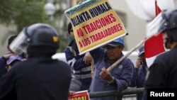 Para pekerja tambang milik China di Peru melakukan protes di kantor Kementerian Tenaga Kerja Peru di ibukota Lima (24/9). Kerusuhan di tambang tembaga milik China di Peru menewaskan 3 orang. 