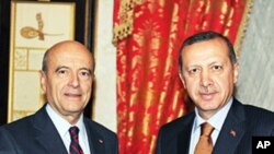 Turkey's Prime Minister Recep Tayyip Erdogan (r) and French Foreign Minister Alain Juppe in Istanbul, Nov. 17, 2011