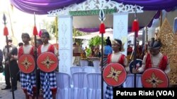 Prajurit Berjaga di Depan Tenda TPS 01 Magersari Kabupaten Sidoarjo pada Pilkada Jawa Timur 2018 (foto: Petrus Riski-VOA)