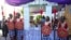 Prajurit Berjaga di Depan Tenda TPS 01 Magersari Kabupaten Sidoarjo pada Pilkada Jawa Timur 2018 (foto: Petrus Riski-VOA)