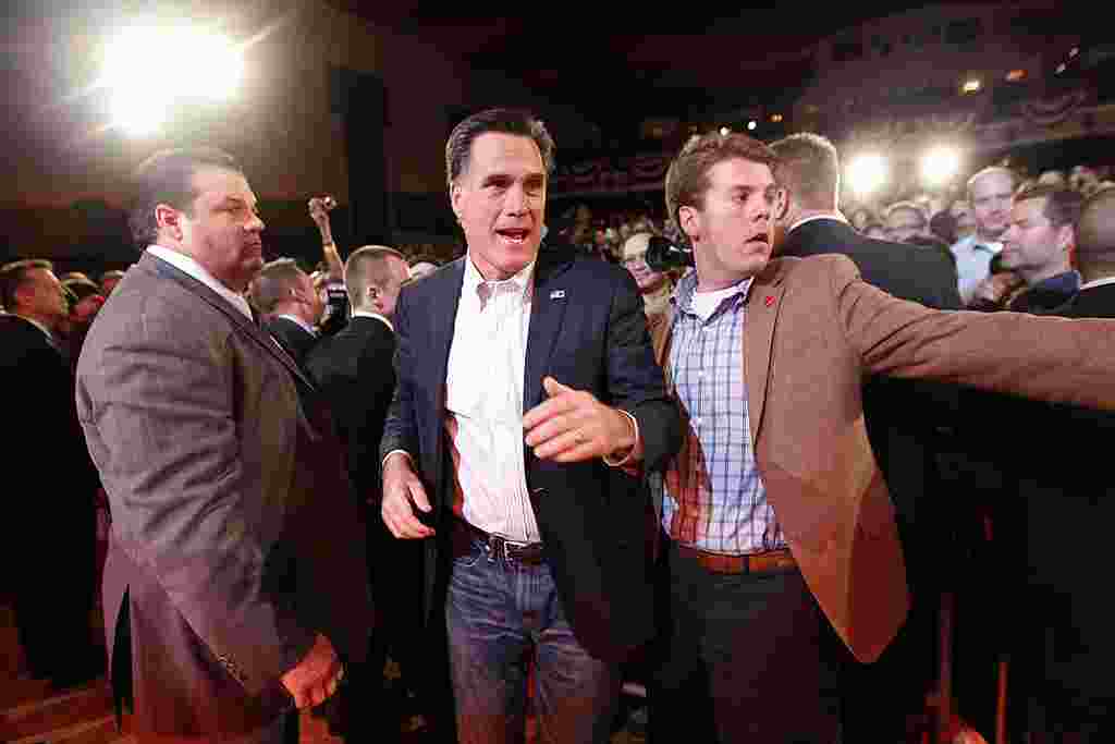 Mitt Romney deja el escenario tras un acto de campaña en Royal Oak Theater en Royal Oak, Michigan.