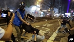 香港防暴警察在10月21日晚在元朗街头抓捕示威者。（2019年10月21日）