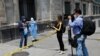 Periodistas entrevistan a un hombre que dice estar contagiado con coronavirus, mientras protesta en las afueras del Palacio Nacional de Ciudad de México. 28 de mayo de 2020.