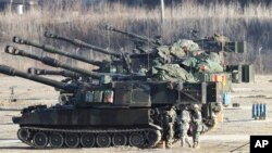 FILE - U.S. Army self-propelled howitzers are on positions during the annual exercise with their South Korean counterpart in Pocheon, near the border with North Korea, March 10, 2016. (AP Photo/Ahn Young-joon) 