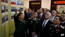 Hai bộ trưởng quốc phòng Mỹ, Việt xem triển lãm ảnh về hợp tác quốc phòng Mỹ-Việt, 25/1/2018