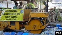 Memperingati hari anti narkoba sedunia, warga Solo dan pihak berwajib menghancurkan ribuan barang terlarang sitaan polisi, termasuk minuman keras dengan menggunakan mesin penggiling (foto: Yudha Satriawan 25/6).