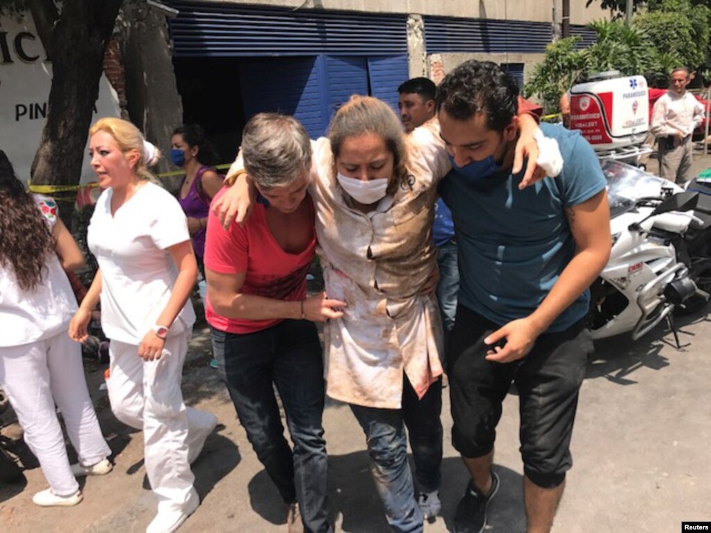 Les secours dégagent des blessés après un tremblement de terre à Mexico, le 19 septembre 2017.