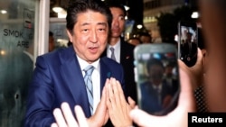 Japanski premijer Šinzo Abe, lider Liberalno demokratske partije, pozdravlja svoje pristalice nakon govora tokom predizborne kampanje u Tokiju, Japan, 20. oktobra 2017. 