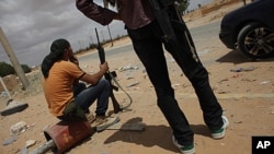 利比亞反叛戰鬥人員星期四在利比亞西部的一個集結地等到命令