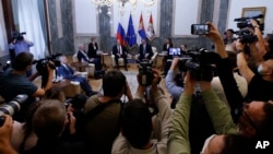 Ruski minisar inostranih poslova Sergej Lavrov, u centru levo, razgovara sa predsednikom Srbije Aleksandrom Vučićem u Beogadu, 18. juna 2020. (Foto: AP/Darko Vojinović)