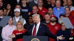 "Compren lo hecho en EE.UU., empleen a estadounidenses", dijo el presidente Donald Trump a empleados y directivos de fabricantes automotrices en una visita a Michigan.