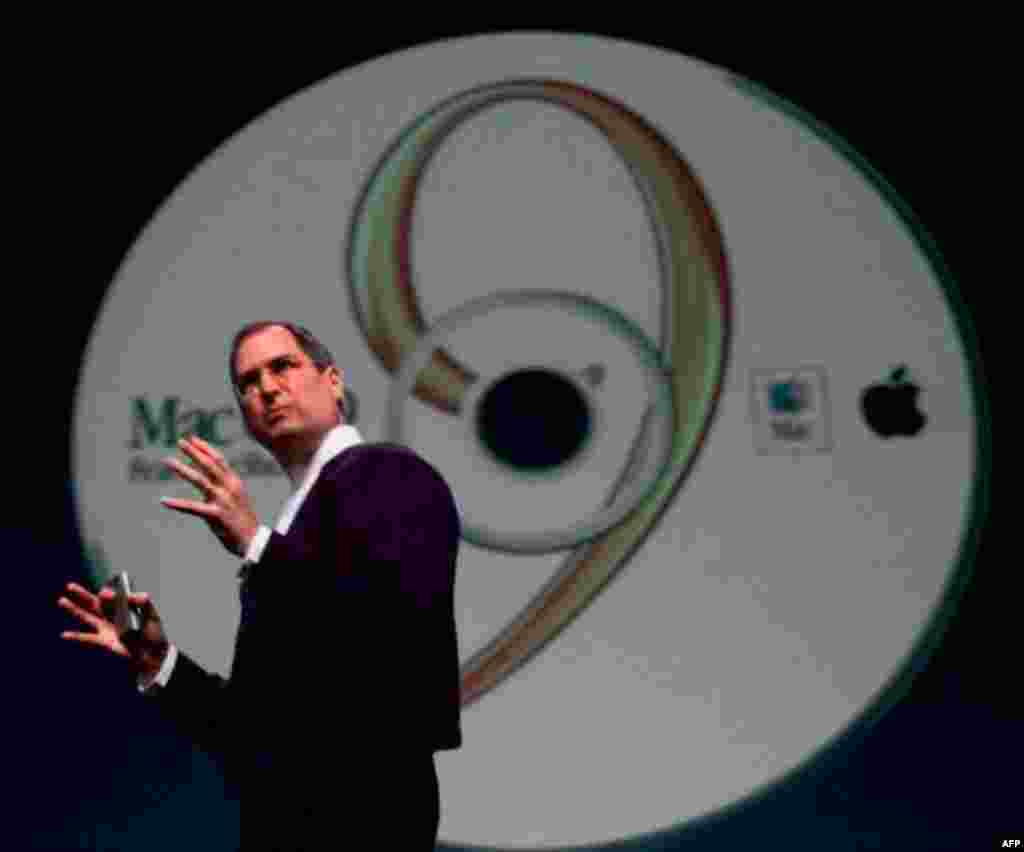 Drejtori i përkohshëm ekzekutiv i firmës Apple Computer Inc. Steve Jobs duke prezantuar sistemin e ri operues OS9 të kompjuterave Macintosh në Cupertino të kalifornisë me 5 tetor 1999. (AP Photo/Paul Sakuma)