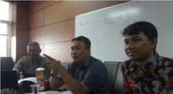 Anggota Dewan Pers Agung Darmajaya (tengah) dan Direktur LBH Pers Ade Wahyudin saat rapat membahas RKUHP di Dewan Pers, pada Rabu (5/2/2020).