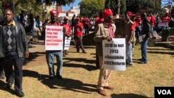 Members of the Movement for Democratic Change Alliance are planning to protest July 25, 2018, in Harare to force the Zimbabwe Electoral Commission to give in to their demands. Here, protesters accuse the elections body of plotting to rig the vote for the ruling Zanu PF party, July 11, 2018. (S. Mhofu/VOA)