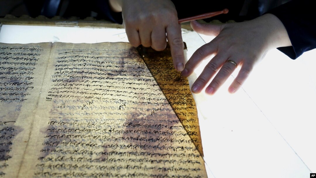 د بغداد په قامي کتبخانه کې ماهرین د خصوصي کیمرو او رڼا په مرسته د انتهائي نادر مسودوعکسونه اخلي. دغه مسودي د عراق اخیرې باچا شاه فیصل ثاني د دور دي چې د کال ١٩٣٩ نه يي تر د ١٩٥٨ پورې په هیواد حکومت کړی وو