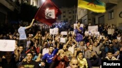 Des milliers de manifestants protestent dans les rues de Al-Hoceïma, au Maroc, le 1er juin 2017.