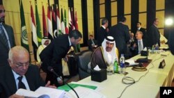 Serokwezîrê Qatarê Şêx Hamad Bîn Casim bi Sekreterê Giştî yê Yekîtîya Ereb, Nebîn el ereb re dipeyîve. Qahîre, Mijdar, 24, 2011