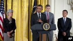 El presidente Barack Obama resaltó la importancia de acabar con los estigmas relacionados con los desórdenes mentales. Obama inaugura la conferencia junto a la secretaria de Salud, Kathleen Sebelius, izquierda, y el secretario de Educación, Arne Duncan.