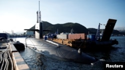 Kapal selam nuklir USS Kentucky berlabuh di pangkalan laut Busan, Korea Selatan, pada 19 Juli 2023. (Foto: Woohae Cho/Pool via Reuters)