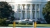 El helicóptero oficial del presidente de Estados Unidos, el Marine One, aguarda en el jardín de la Casa Blanca para trasladar a Donald Trump al hospital Walter Reed, a las afueras de Washington.