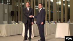 張志軍和王郁琦在第二次兩岸事務首長會議前握手致意（美國之音張佩芝拍攝）