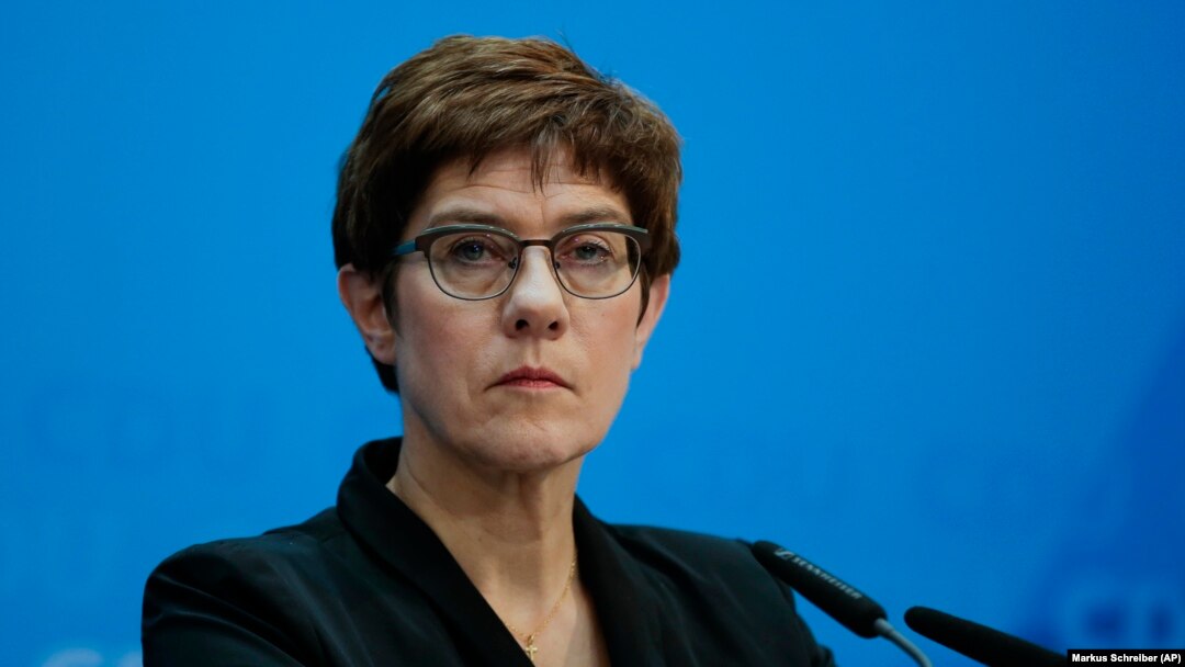Annegret Kramp-Karrenbauer, umushikiranganji ajejwe kwivuna abansi w'Ubudagi.
