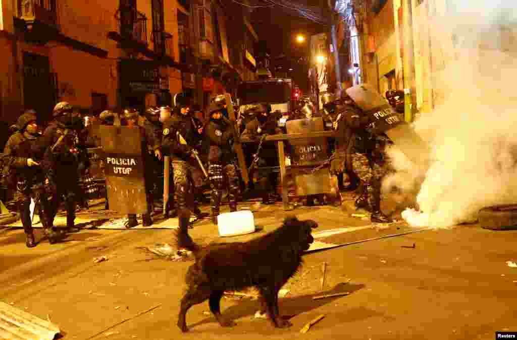 La policía lazó gases lacrimógenos durante los enfrentamientos que se generaron el jueves 7 de noviembre de 2019 en la capital e Bolivia, La Paz.