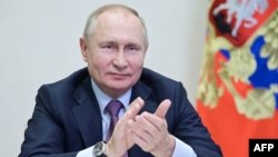 블라디미르 푸틴 러시아 대통령이 24일 정부 당국자들과 화상 회의를 진행하고 있다.