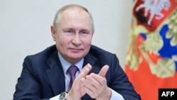 블라디미르 푸틴 러시아 대통령이 지난 24일 정부 당국자들과 화상회의를 진행하고 있다. 