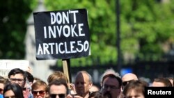 Pessoas marcham com cartazes a pedir que o Artigo 50 não seja invocado. Londres, 2 Julho, 2016. 