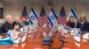 26일 미 국방부 청사에서 로이드 오스틴 미 국방장관(오른쪽)과 미국을 방문 중인 요아브 갈란트 이스라엘 국방장관(왼쪽)이 회담을 갖고 있다. 