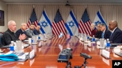 Menhan AS Lloyd Austin (kanan) dan Menhan Israel Yoav Gallant (kiri) bertemu di Pentagon hari Selasa (26/3). 