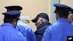 塞尔维亚头号通缉犯姆拉迪奇将军在逃亡10年后被带上战争罪行法庭