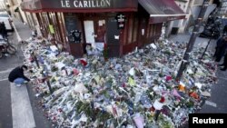 Hommage aux victimes du Carillon, le 22 novembre 2015. (REUTERS/Charles Platiau)