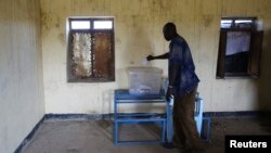 27일 아프리카 수단과 남수단 모두 영유권을 주장하는 아베이 지역의 주민들이 한 학교에서 열린 투표에 참석했다.