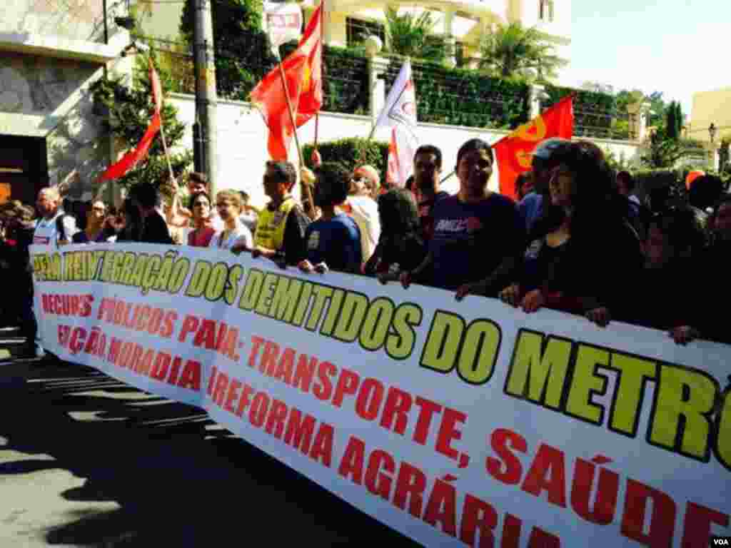 Protestos dos sem-abrigo e sindicatos nas ruas de São Paulo, na estação de Metro Carrão, Brasil Junho 12, 2014 