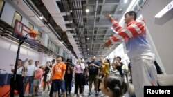 2018年8月15日，在北京举行的世界机器人大会上，姚明机器人投篮。