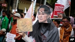 지난 25일 인도네시아 자카르타 주재 미얀마 대사관 앞에서 '로힝야족 학살 반대' 집회가 열린 가운데, 이슬람 교도 여성이 아웅산 수치 미얀마 국가자문역 겸 외무장관의 가면을 쓰고 참석했다.