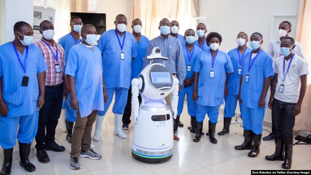 Les agents de la santé rwandais avec l'un des robots à Kigali, en mai 2020. (Photo: Courtesy/Zora Robotics via Twitter)