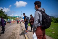 Migrantes deportadon entran en El Ceibo, Guatemala, en la frontera con México, el 12 de agosto de 2021.