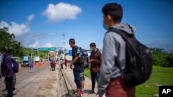 Deportados guatemaltecos en la frontera de El Ceibo, que linda con México, el 12 de agosto de 2021.
