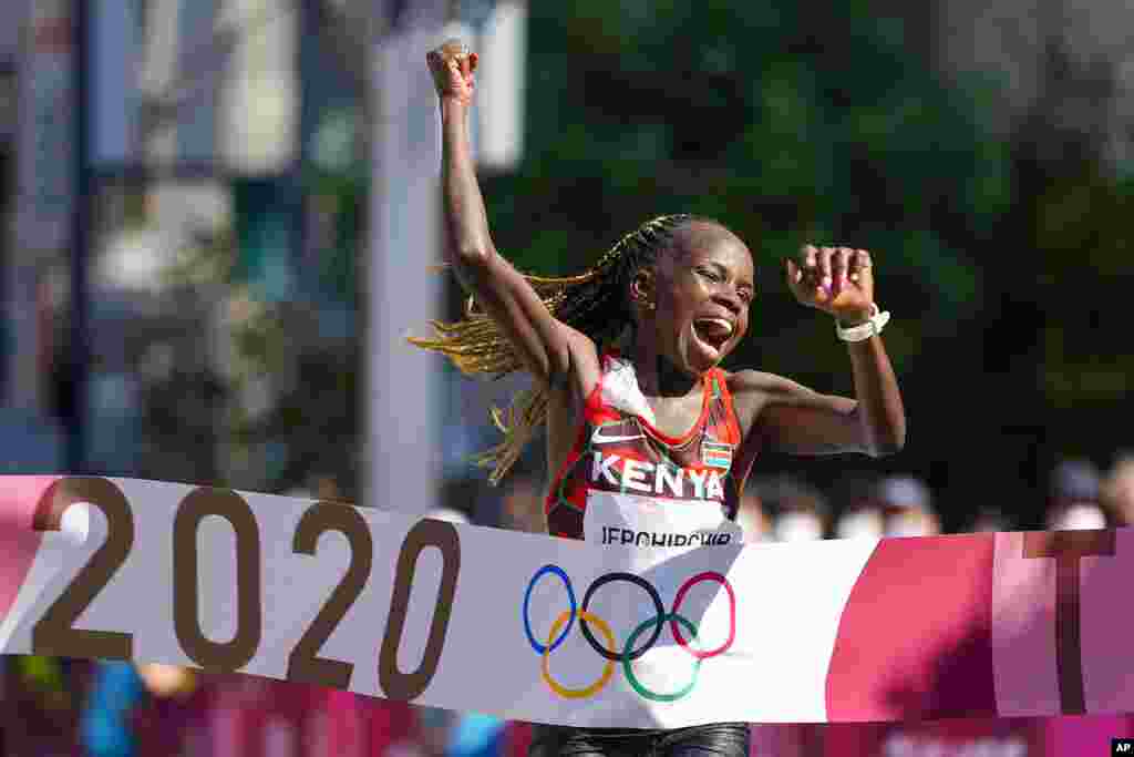 Peres Jepchirchir, do Quénia celebra ao cortar a meta em primeiro lugar, na maratona feminina dos Jogos Olímpicos de Tóquio. 7 de Agosto, 2021, Sapporo, Japão. (AP Photo/Eugene Hoshiko)