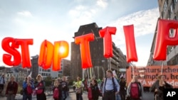 Demonstran membawa balon anti-TTIP saat protes menentang perjanjian perdagangan di Brussels, 20 September 2016.