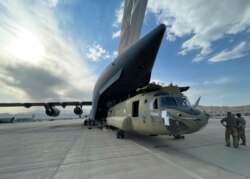 ក្នុង​រូបថត​ផ្តល់​ឱ្យ​ដោយ​ក្រសួង​ការពារ​ជាតិ​អាមេរិក​នេះ យន្តហោះ​ប្រភេទ CH-47 Chinook ត្រូវ​បាន​ដឹក​ចូល​កន្ទុយ​យន្តហោះ​ធំ​យោធា​ប្រភេទ C-17 Globemaster របស់​កងទ័ព​អាកាស​អាមេរិក នៅ​អាកាសយានដ្ឋាន​ក្រុង​កាប៊ុល​កាល​ពី​ថ្ងៃ​ទី​២៨ ខែ​សីហា ឆ្នាំ​២០២១។
