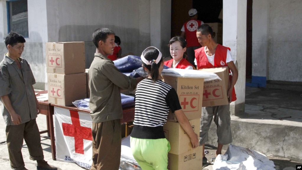 지난 2012년 8월 북한 평안남도 안주 홍수 피해 주민들이 적십자·적신월사 제공 구호품을 받고 있다. (자료사진)